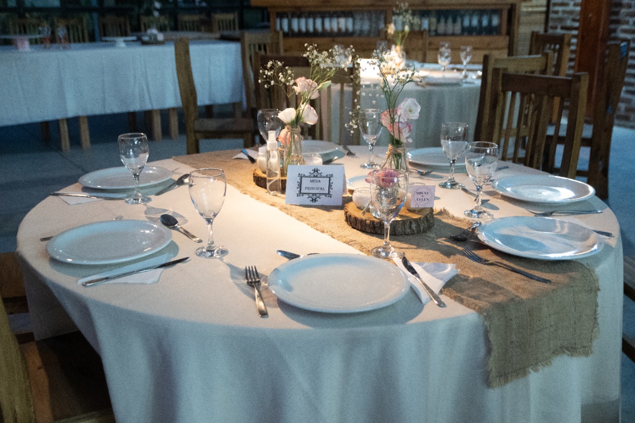 Mesa elegantemente preparada para un evento en La Honoria